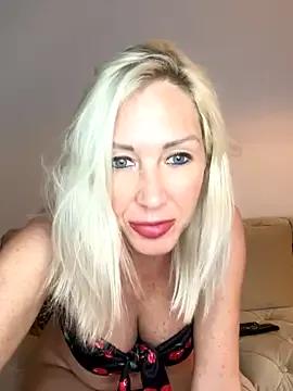 Roxane880 — Flash tits