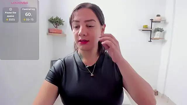 Saraarouusee — play with my naked tits