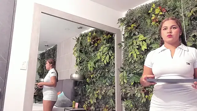 SarahCapone — Two fingers in my pussy