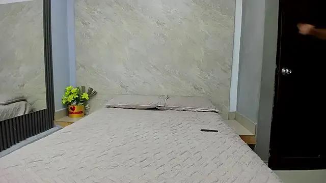 Sarahh-19 — Freechat on StripChat