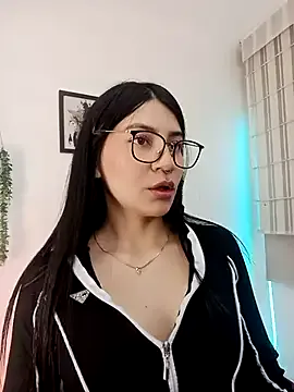 SaraOrtiz_77 — SHOW PUSSY UNDER THE SKIRT 