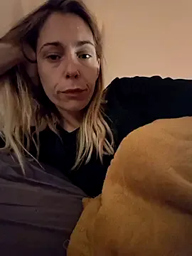 SexyAlya — Courgette dans le cul pendant 2min