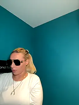 Strongqueen — Flash boobs in public pub toilet