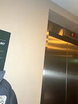 Strongqueen — Flash boobs in public pub toilet