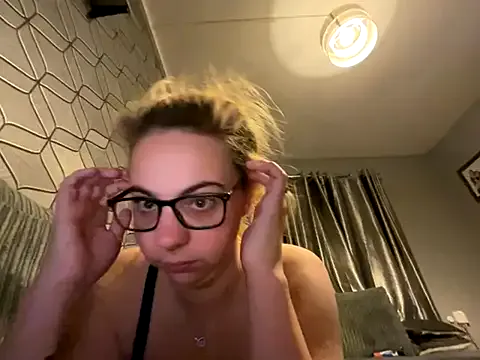 TabbyLovexox — Get my boobs out 