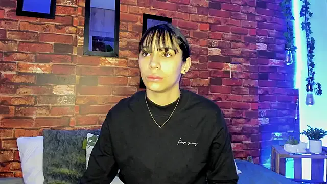 TANIA_06 — Show your breasts to the camera and pres