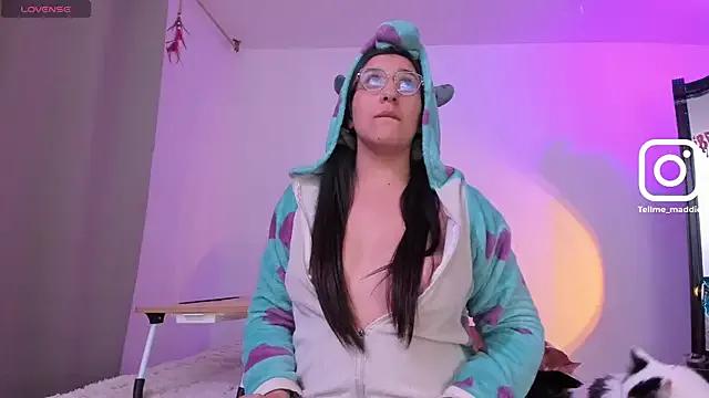 StripChat tellmemaddie is Freechat tellmemaddie — Fingers wet pussy