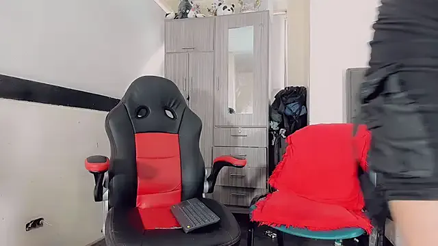 thiara_veky — BOTH GIRLS FUCK A GIRL IN THE MIDDLE