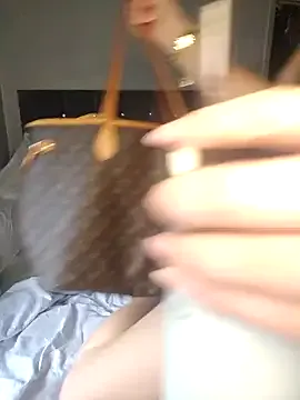 UK_bella — Tits out 10 minutes