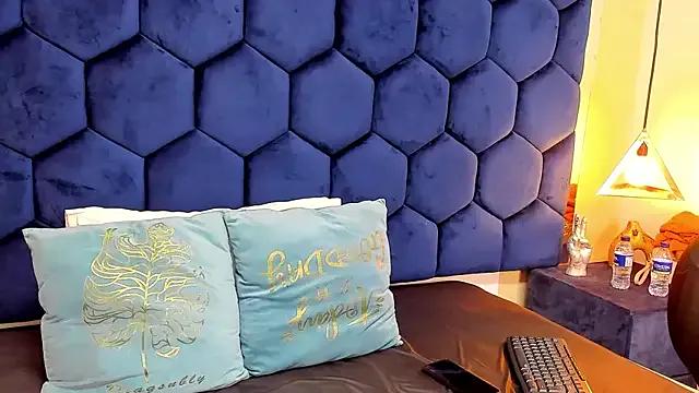 StripChat VELVETHUNTER_VC is Freechat VELVETHUNTER_VC — spit my hand and rub my pussy