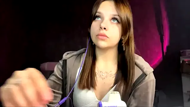 Vickypiki — Show my legs, caress them