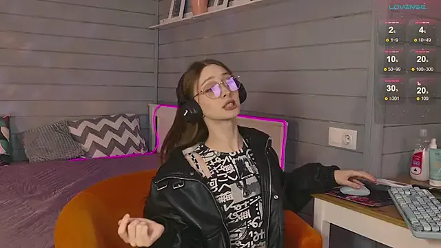 Vikki_wyye — Spanking ass