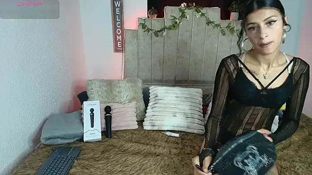 Violet_Jones19 — Get naked and oil body