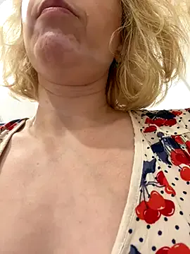 Yourdirtybitch — Sloppy suck dildo