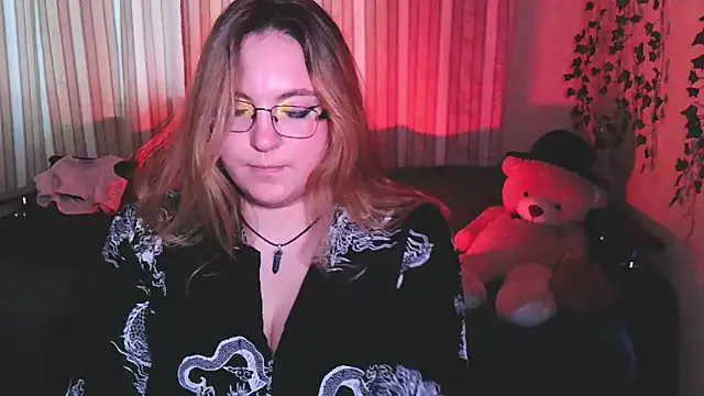 ZayaRush — Pose with focus on ass 